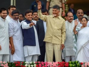 सुप्रीम काेर्ट में टेक्नोक्रेट्स की याचिका खारिज, 20 विपक्षी दल आज चुनाव आयोग से मिलेंगे