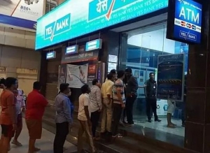 YES BANK संकट: शहर-शहर ATM के बाहर भीड़, अहमदाबाद में सर्वर डाउन, लोगों को कैश नहीं टोकन मिले