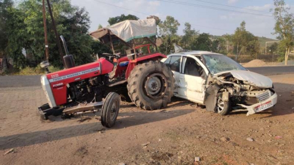 ओवरटेक करने के चक्कर में ट्रैक्टर और कार की आमने सामने भिड़ंत,एक गंभीर घायल