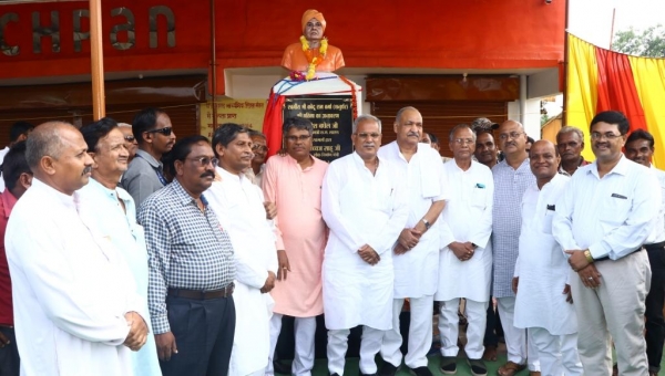 मुख्यमंत्री ने किया स्व. कोदूराम वर्मा की प्रतिमा का अनावरण