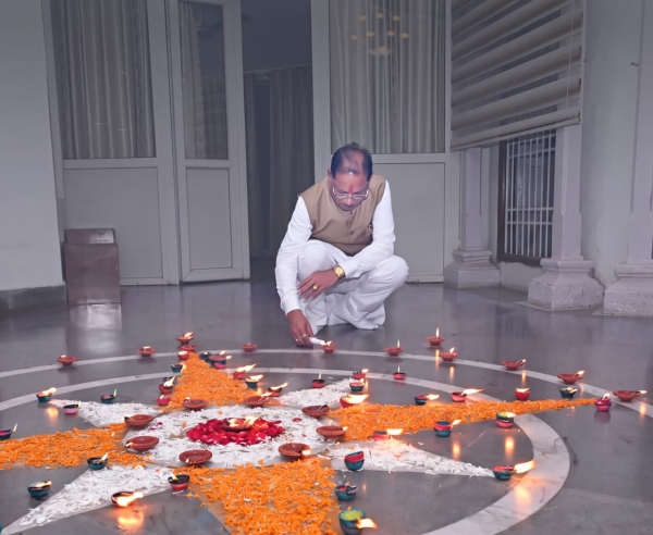 प्रधानमंत्री  नरेंद्र मोदी के जन्मदिवस पर मुख्यमंत्री  विष्णु देव साय ने अपने निवास पर जलाया &lsquo;आशीर्वाद का दीया&rsquo;