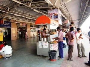 रेलवे बोर्ड ने स्टेशनों पर खान‑पान के सभी स्टॉल खोलने का दिया आदेश