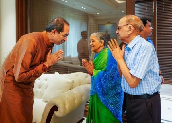 बेटे आदित्य के साथ सीएम केजरीवाल की पत्नी और माता-पिता से मिले उद्धव