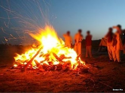 जलती चिता से पुलिस ने जब्त की हड्डियां, बेटों पर हत्या का अपराध दर्ज