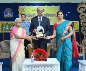 राज्यपाल रमेन डेका ने तेजस्विनी छात्रावास का किया निरीक्षण