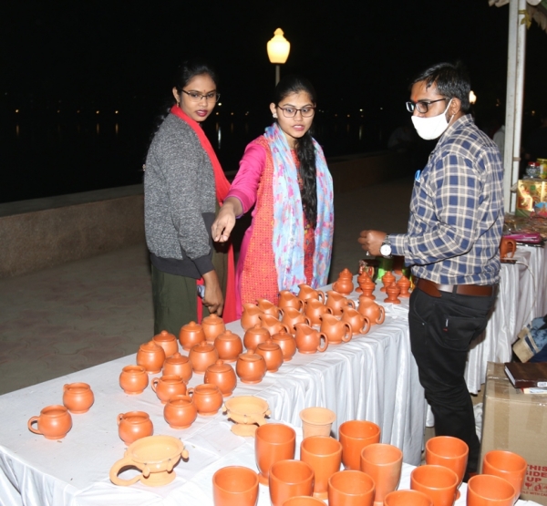 मिट्टी के दीये प्रज्ज्वलित होने से कुम्हारों के  जीवन होंगे रौशन: मंत्री गुरु रुद्रकुमार