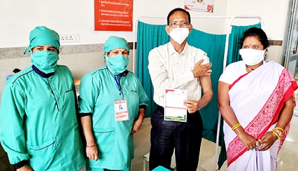 मुख्य चिकित्सा एवं स्वास्थ्य अधिकारी को लगा कोविड वैक्सीन