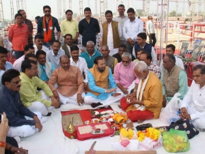 प्रधानमंत्री की सभा के लिए पूजन; जावड़ेकर बोले- जल्दी करो पंडितजी, चुनाव का टाइम है