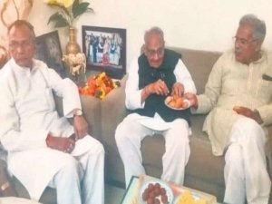 अचानक मोतीलाल वोरा से मिलने पहुंचे पीसीसी चीफ भूपेश बघेल व सांसद साहू