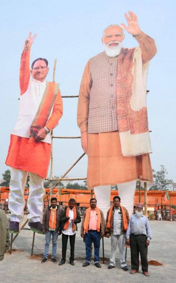प्रधानमंत्री-मुख्यमंत्री के कट आउट से सजा पूरा परिसर,कटआउट के साथ सेल्फी लेते दिखे आम नागरिक