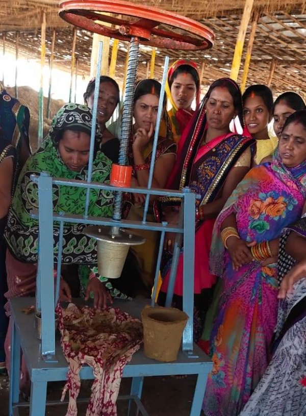 अब गौठानों में गोबर से बन रहे गमले : समूह की महिलाओं के लिए खुले आय के नये रास्ते, बना रहीं गोबर के गमले