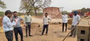 अवैध ईंट भट्ठे पर बड़ी कार्रवाई, लाखों ईंटें और लकड़ी जब्त