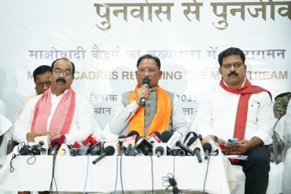 बस्तर में नक्सल उन्मूलन की दिशा में ऐतिहासिक दिन, बंदूक छोड़ संविधान अपनाने वालों का स्वागत - मुख्यमंत्री  विष्णु देव साय