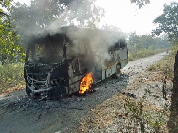 नक्सलियों ने यात्रियों को उतारकर स्वयं सहायता समूह की बस में लगाई आग
