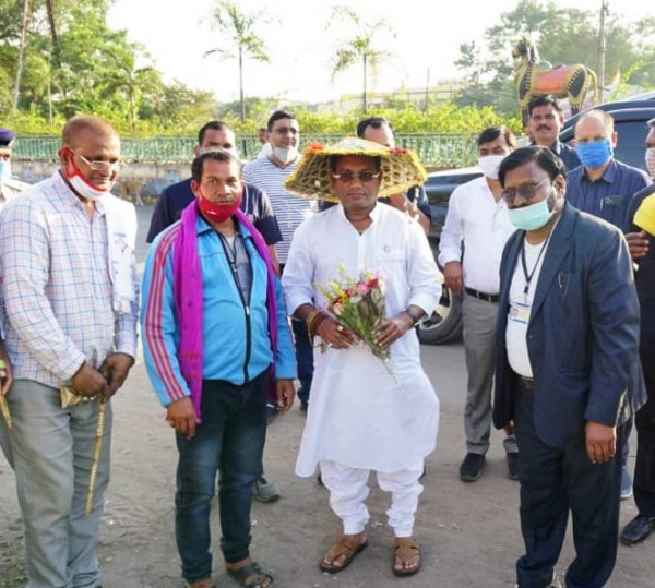 ग्रामोद्योग मंत्री गुरू रूद्रकुमार ने शबरी एम्पोरियम का किया निरीक्षण