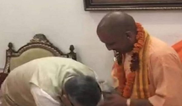 योगी के पैर छूकर रमन सिंह ने भरा नामांकन, अब दिखेगा चुनावीबल