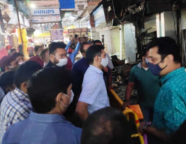 कलेक्टर एवं निगम आयुक्त ने न्यू मार्केट की अग्नि प्रभावित दुकानों का किया निरीक्षण