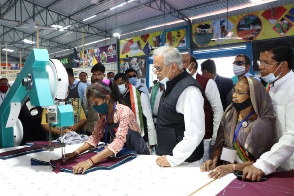 मुख्यमंत्री ने दंतेवाड़ा जिले के हारम में महिला समूहों द्वारा संचालित डेनेक्स नवा दंतेवाड़ा गारमेंट फैक्टरी का किया शुभारंभ