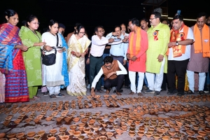&lsquo;आशीर्वाद का दीया&rsquo; से जगमगाया रायगढ़, सिंदूर पार्क में 40 हजार से अधिक दीप प्रज्वलित