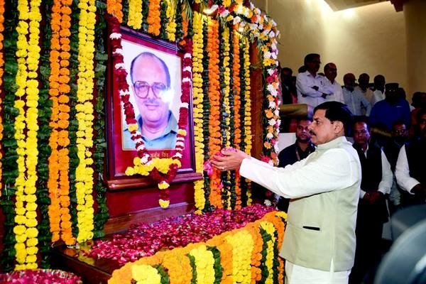 मुख्यमंत्री डॉ. यादव ने पूर्व मुख्यमंत्री स्व. श्री अर्जुन सिंह को दी श्रद्धांजलि