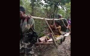 सीआरपीएफ के जवानों ने दिया मानवता का परिचय, गर्ववती महिला को कंधे पर लाद पंहुचाया अस्पताल