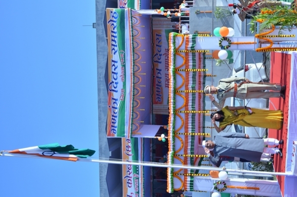 विधानसभा अध्यक्ष डॉ. महंत ने कोरबा जिला मुख्यालय में ध्वजारोहण कर परेड की सलामी ली