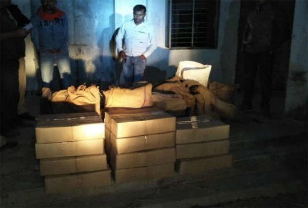 शासकीय राजीव गांधी भवन से पकड़ी गई 27 पेटी अवैध शराब