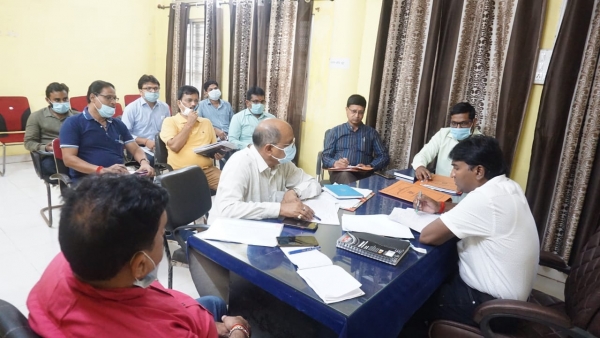 लोक सेवा गारंटी के कर्मचारी के गोलमोल जवाब से भड़के आयुक्त