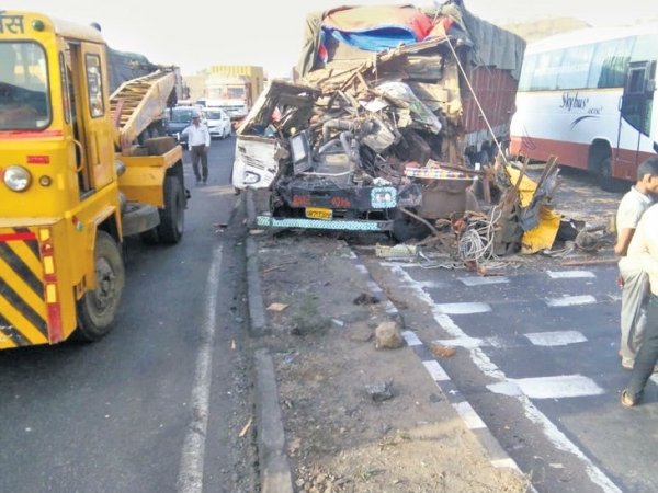 कंटेनर को पीछे से आ रहे ट्रक ने टक्कर मारी, कंटेनर की चपेट में आई बाइक, 3 की मौत