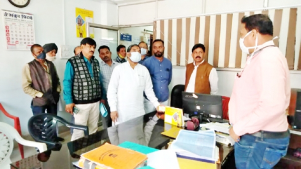 विकास भवन कार्यालय का महापौर ने किया औचक निरीक्षण