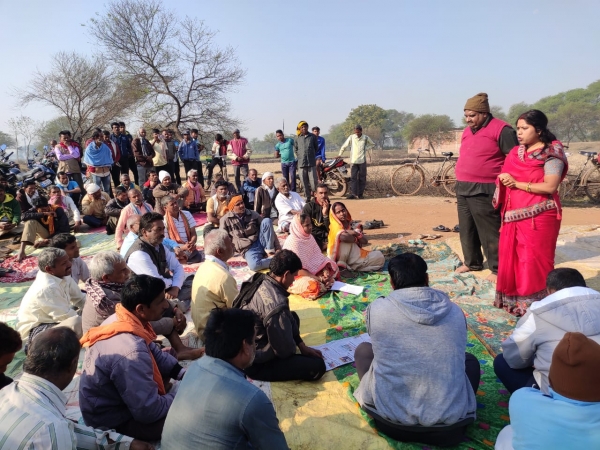 तरसींवा धरना प्रदर्शन में धान खरीदी पर आक्रोशित किसानों द्वारा सोसायटी को किया बंद