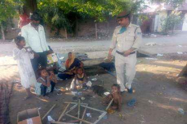 COVID-19 : नीमच पुलिस ने बस्ती को गोद लिया, कांस्टेबल ने मजदूर परिवार के लिए घर से खाना बनवाया