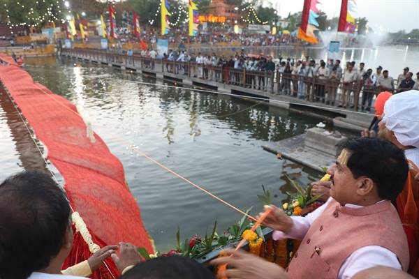 मुख्यमंत्री डॉ. यादव ने शिप्रा तीर्थ परिक्रमा समापन समारोह में माँ शिप्रा को अर्पित की 351 फीट की चुनरी