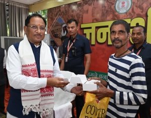 मुख्यमंत्री श्री विष्णुदेव साय ने समझी पीड़ा, तुरंत बढ़ाया कदम - श्री रमन निर्मलकर को सौंपा श्रवण यंत्र*