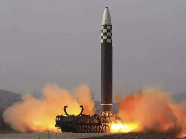 उत्तर कोरिया ने पूर्वी तट पर दो बैलिस्टिक मिसाइलों का परीक्षण किया