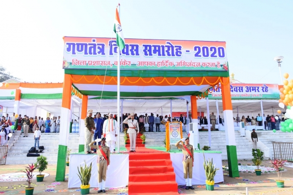विधानसभा उपाध्यक्ष श्री मनोज सिंह मण्डावी ने ध्वजारोहण कर परेड की सलामी ली