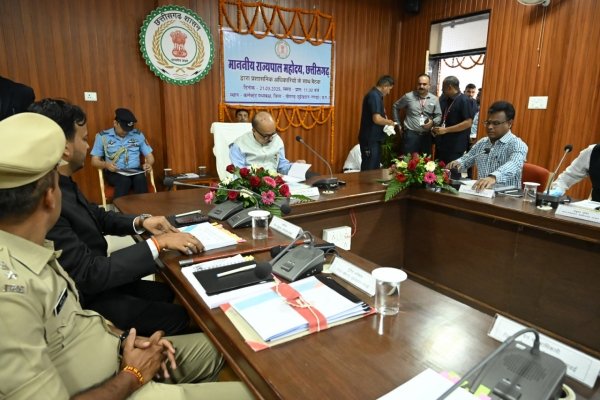 राज्यपाल रमेन डेका ने खैरागढ़ में जिला स्तरीय समीक्षा बैठक में लिया विभिन्न योजनाओं का जायजा