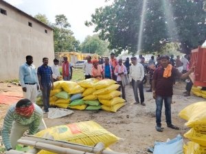 जशपुर में किसानों को खाद-बीज की पर्याप्त उपलब्धता, प्रशासन की कड़ी निगरानी से कालाबाजारी पर रोक