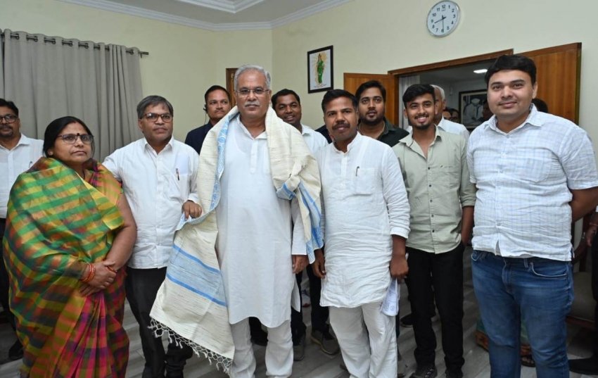 मुख्यमंत्री बघेल से शहीद दीपक भारद्वाज के माता-पिता सहित परिजनों ने की मुलाकात