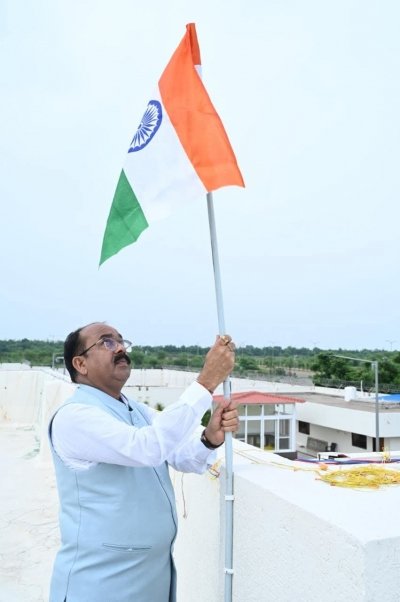 उप मुख्यमंत्री  अरुण साव ने &#039;हर घर तिरंगा&#039; अभियान के तहत अपने निवास पर लगाया तिरंगा