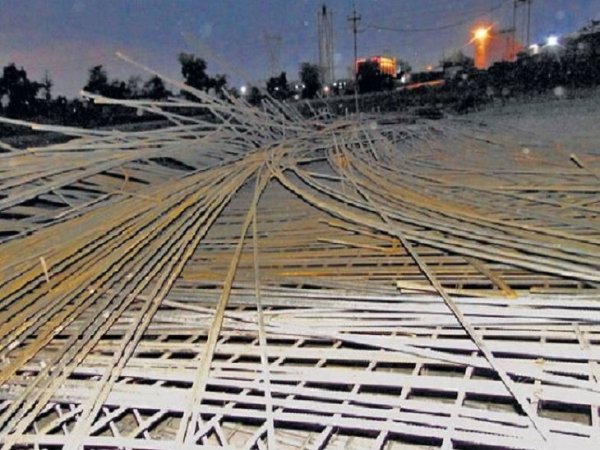 पुल का दूसरा स्ट्रक्चर भी गिरा, जख्मी बोला- सरिये झुक रहे थे, हमने मना किया लेकिन काम नहीं रोका