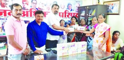 महिला कमांडों को बांटी गई सामाग्री