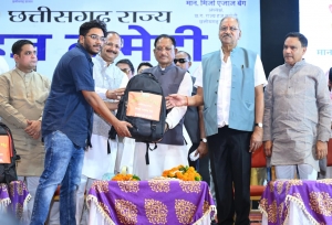 मुख्यमंत्री श्री विष्णु देव साय ने हज यात्रियों को वितरित किया फर्स्ट एड किट: सफल हज यात्रा के लिए शुभकामना देकर यात्रियों का किया स्वागत