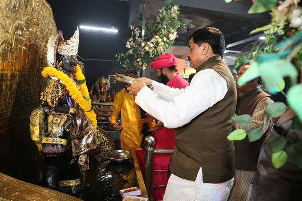 मुख्यमंत्री डॉ. यादव ने कमला पार्क स्थित शनि मंदिर में पूजा-अर्चना की