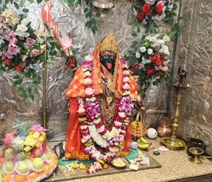 राज्यपाल डेका ने मां काली की पूजा अर्चना की
