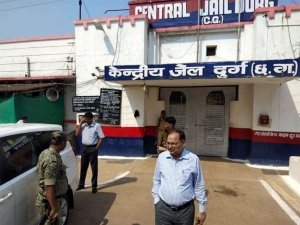 छापा / केंद्रीय जेल दुर्ग में जिला प्रशासन ने किया रेड, सिमकार्ड के साथ नशे का सामान मिला