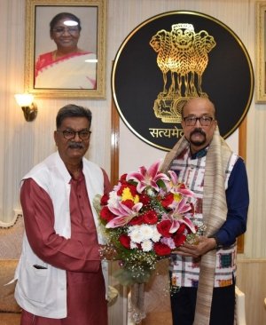 राज्यपाल रमेन डेका से छत्तीसगढ़ विधानसभा के नेता प्रतिपक्ष डॉ. महंत ने सौजन्य भेंट की
