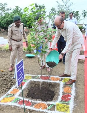 राज्यपाल  रमेन डेका ने ‘एक पेड़ माँ के नाम‘ अभियान के तहत किया वृक्षारोपण