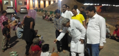 गरीबों, असहाय, विकलांगों को कराए भोजन एवं दिए सामान
