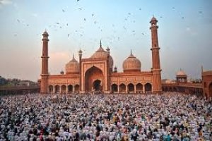 दिल्ली के इतिहास में पहली बार सड़कों पर नहीं हुई नमाज, एलजी ने इमामों को दी बधाई